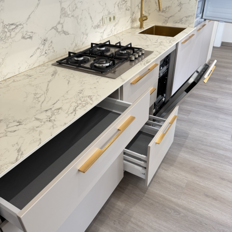 Кухня в стиле модерн из крашенного МДФ „Piemont“-10